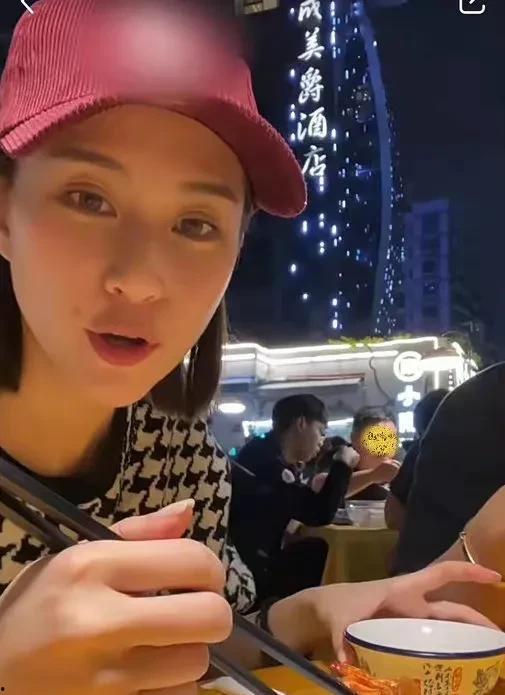 娱乐圈都在吃瓜吗,全民吃瓜，揭秘明星幕后故事